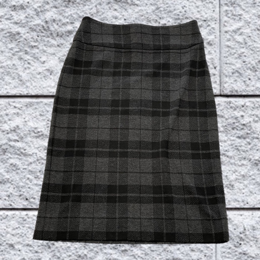 Cute Knee Length Skirt in Gray and Black Plaid Size XS BCBG Maxazria